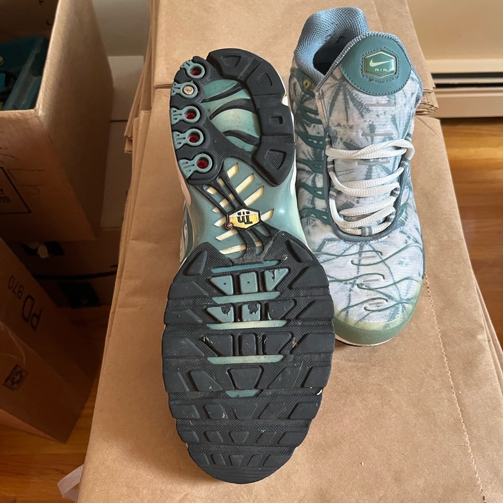 Nike Women’s Sneakers - Picture 2 of 4